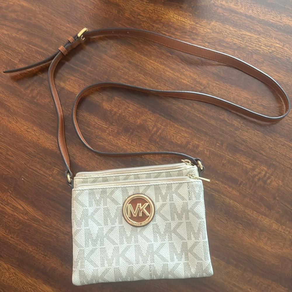Excellent preowned Michael Kors crossbody bag